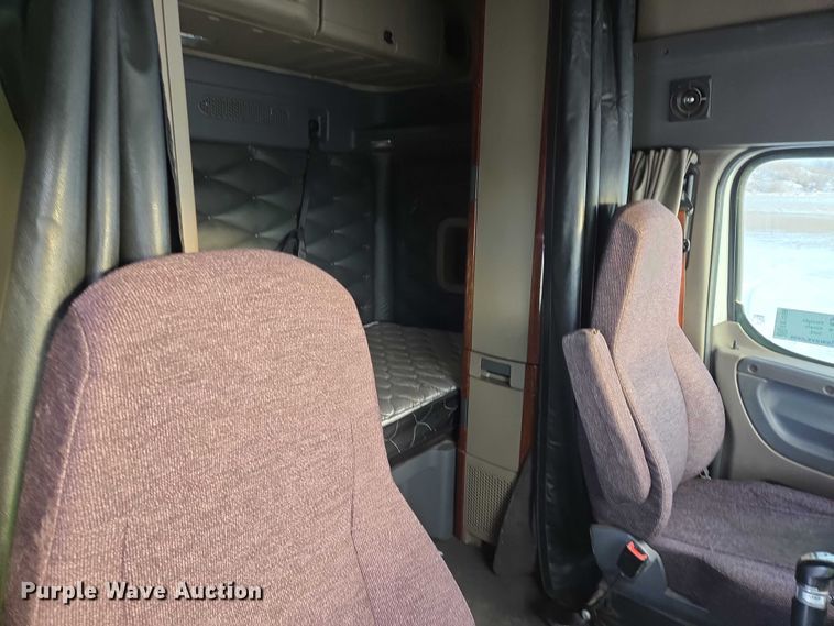 image for item EB1259 2015 Freightliner Cascadia semi truck