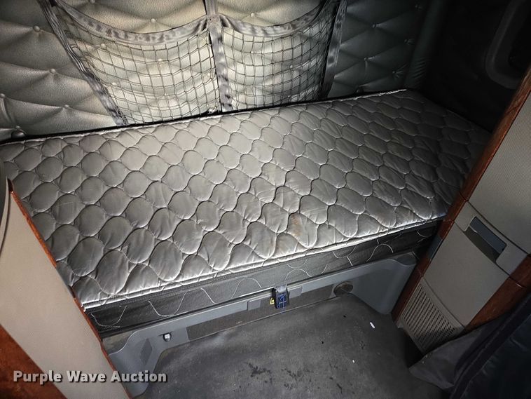 image for item EB1259 2015 Freightliner Cascadia semi truck