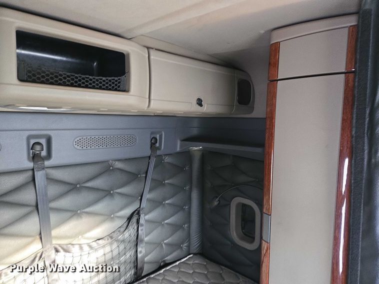 image for item EB1259 2015 Freightliner Cascadia semi truck