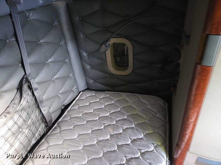 image for item EB1259 2015 Freightliner Cascadia semi truck