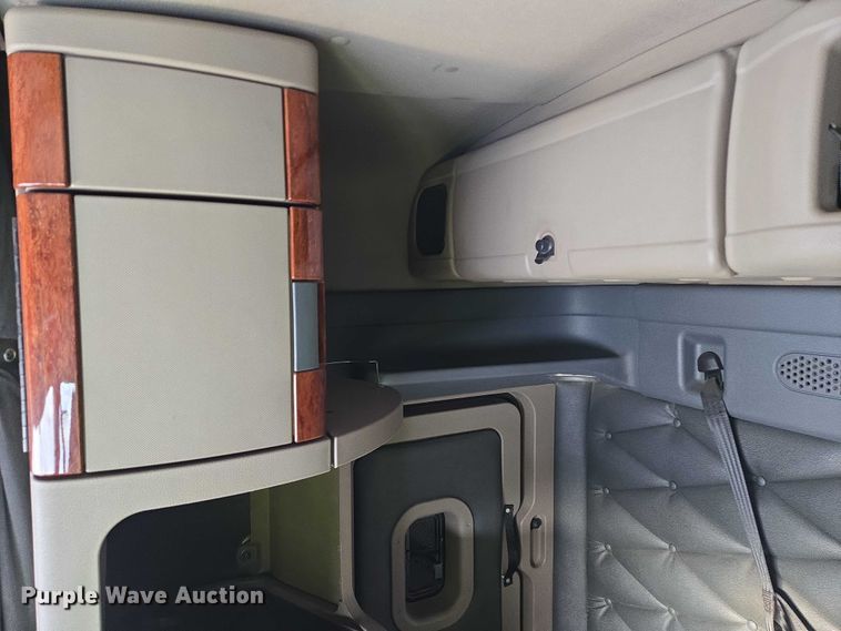 image for item EB1259 2015 Freightliner Cascadia semi truck