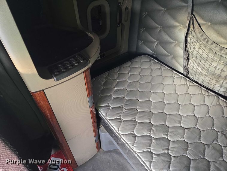 image for item EB1259 2015 Freightliner Cascadia semi truck