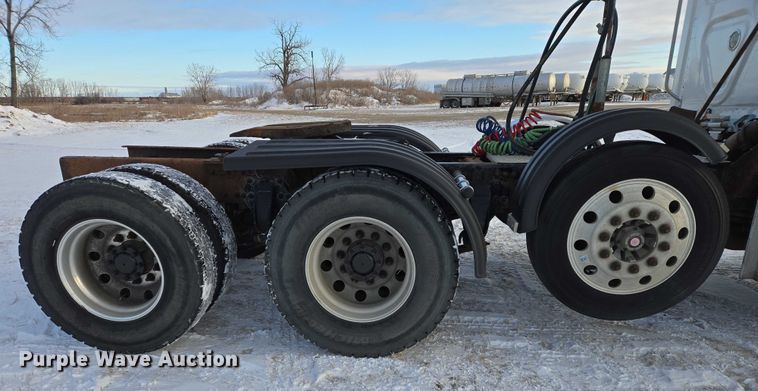 image for item EB1259 2015 Freightliner Cascadia semi truck