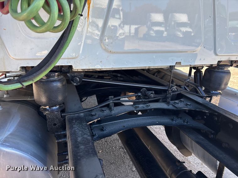 image for item EC3903 2020 International LT625 semi truck