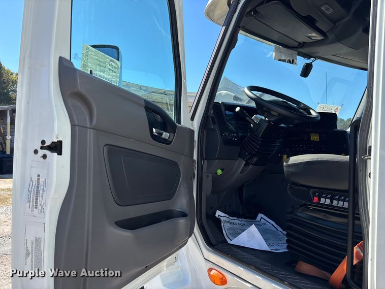 image for item EC3903 2020 International LT625 semi truck