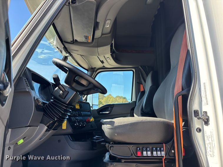 image for item EC3903 2020 International LT625 semi truck