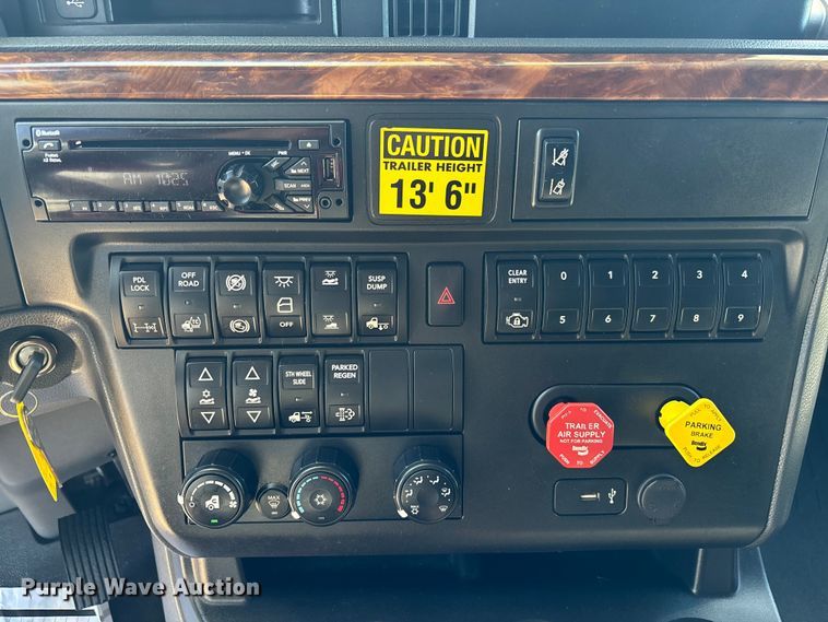 image for item EC3903 2020 International LT625 semi truck