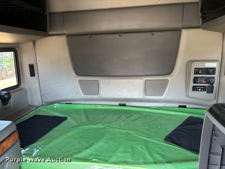 image for item EC3903 2020 International LT625 semi truck