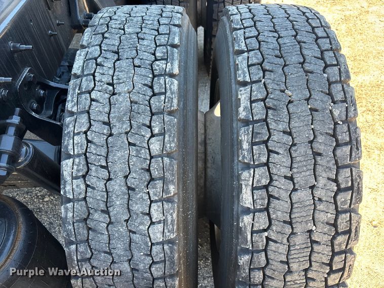 image for item EC3903 2020 International LT625 semi truck