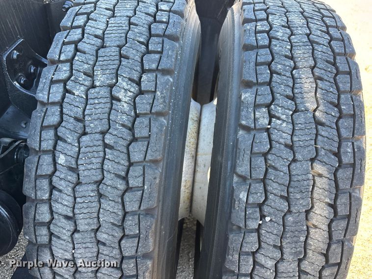 image for item EC3903 2020 International LT625 semi truck