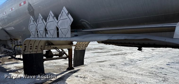 image for item EC4553 2005 Beall BAST-95-4-DC tank trailer