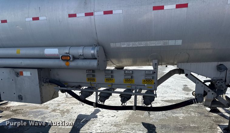 image for item EC4553 2005 Beall BAST-95-4-DC tank trailer