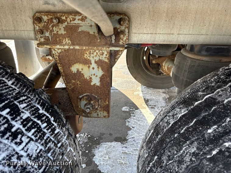 image for item EC4553 2005 Beall BAST-95-4-DC tank trailer