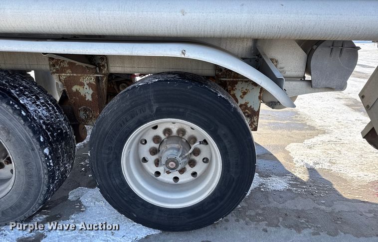 image for item EC4553 2005 Beall BAST-95-4-DC tank trailer