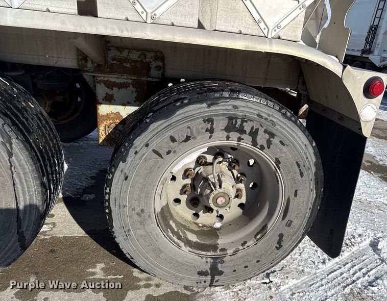 image for item EC4553 2005 Beall BAST-95-4-DC tank trailer