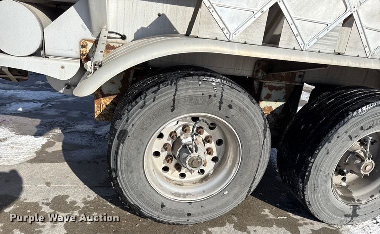 image for item EC4553 2005 Beall BAST-95-4-DC tank trailer