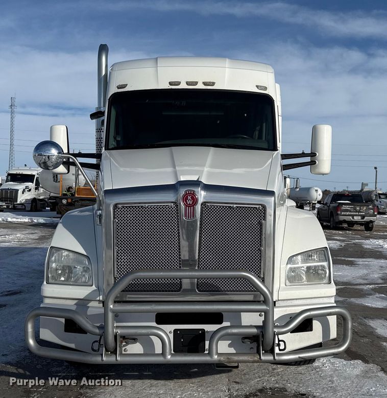 image for item EC4554 2016 Kenworth T800 semi truck