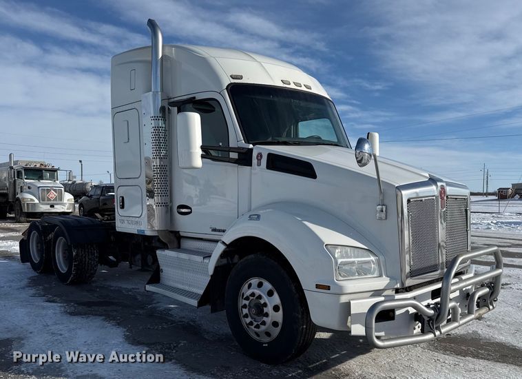 image for item EC4554 2016 Kenworth T800 semi truck