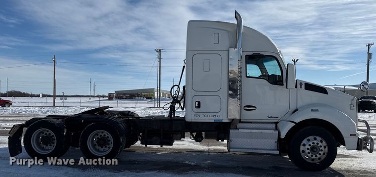 image for item EC4554 2016 Kenworth T800 semi truck
