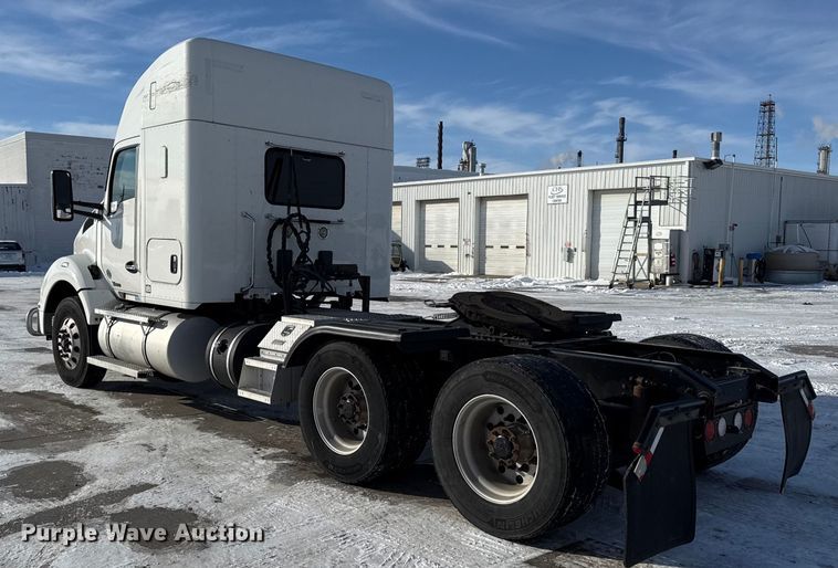 image for item EC4554 2016 Kenworth T800 semi truck