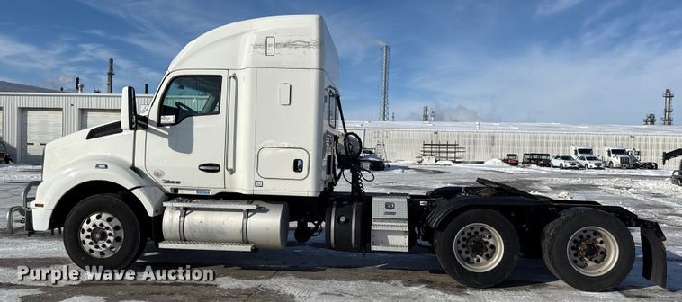 image for item EC4554 2016 Kenworth T800 semi truck