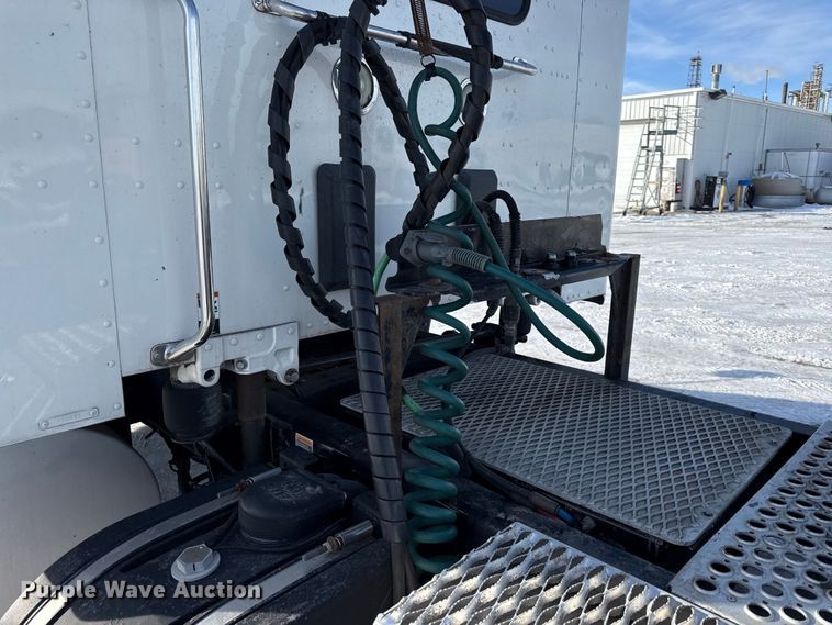 image for item EC4554 2016 Kenworth T800 semi truck