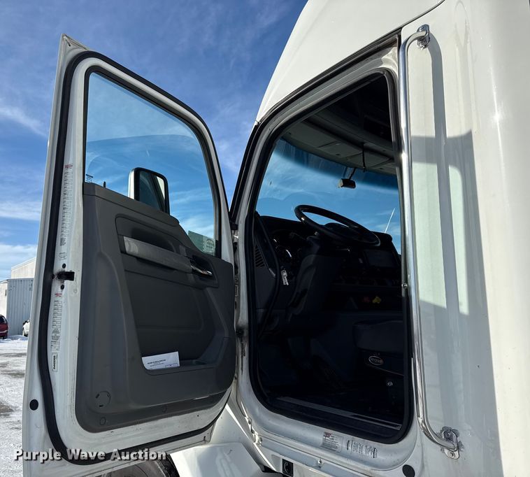 image for item EC4554 2016 Kenworth T800 semi truck