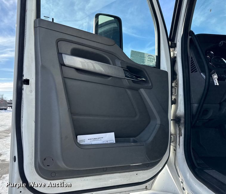 image for item EC4554 2016 Kenworth T800 semi truck