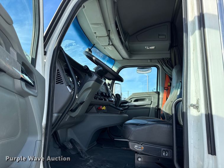 image for item EC4554 2016 Kenworth T800 semi truck