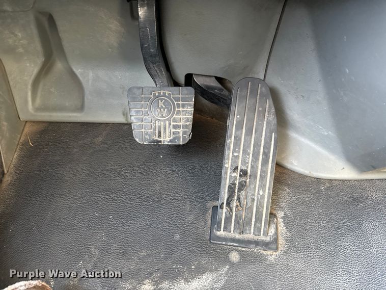 image for item EC4554 2016 Kenworth T800 semi truck