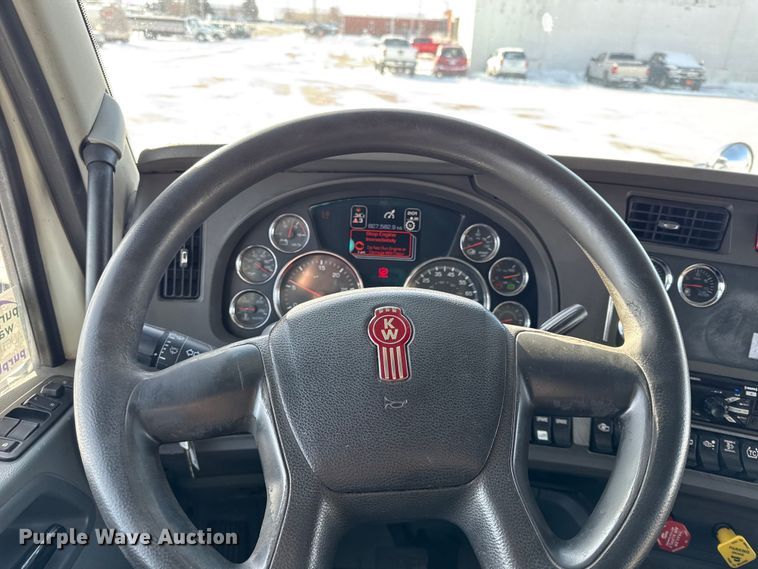 image for item EC4554 2016 Kenworth T800 semi truck