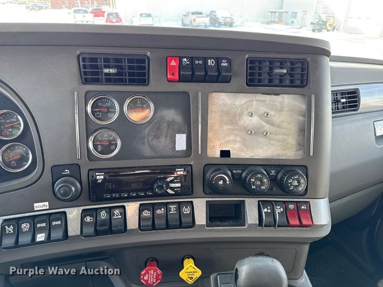 image for item EC4554 2016 Kenworth T800 semi truck