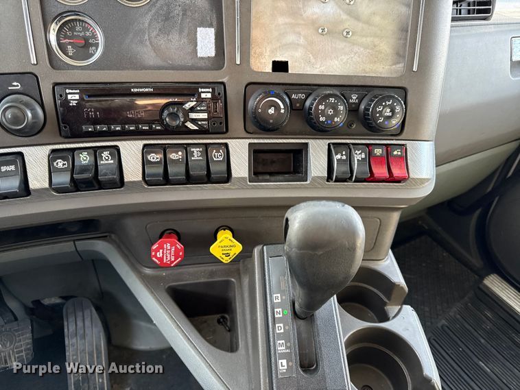 image for item EC4554 2016 Kenworth T800 semi truck