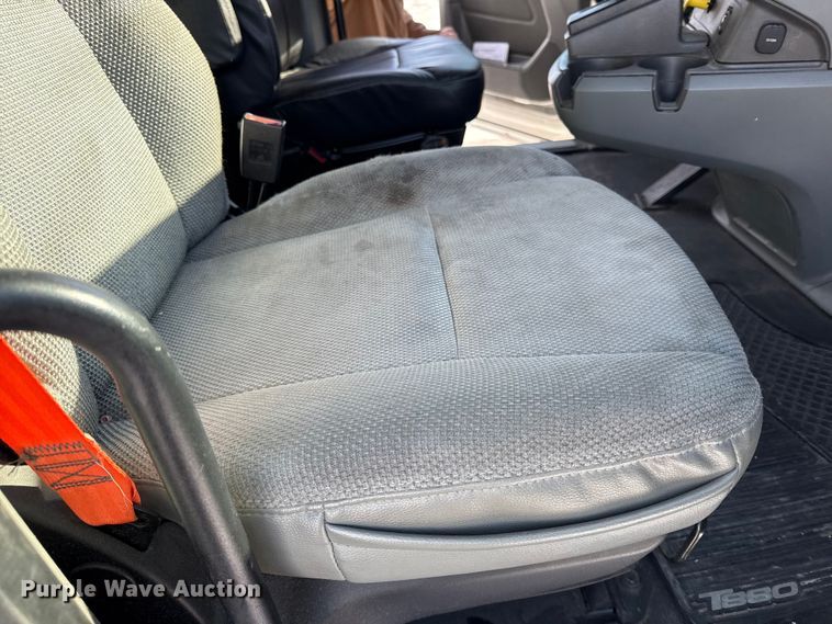 image for item EC4554 2016 Kenworth T800 semi truck