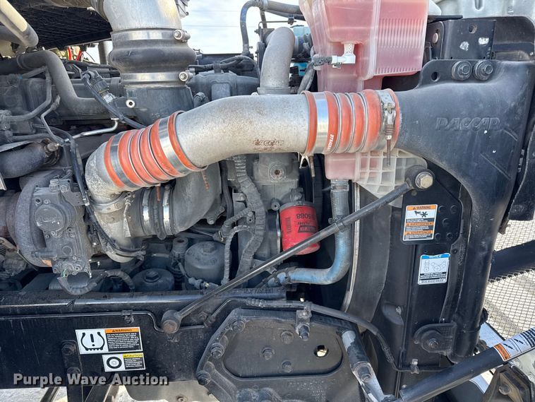 image for item EC4554 2016 Kenworth T800 semi truck