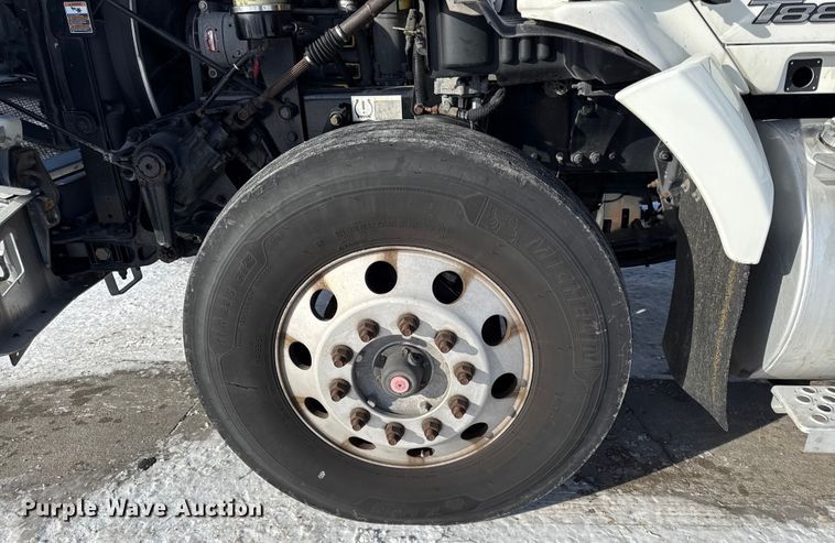 image for item EC4554 2016 Kenworth T800 semi truck