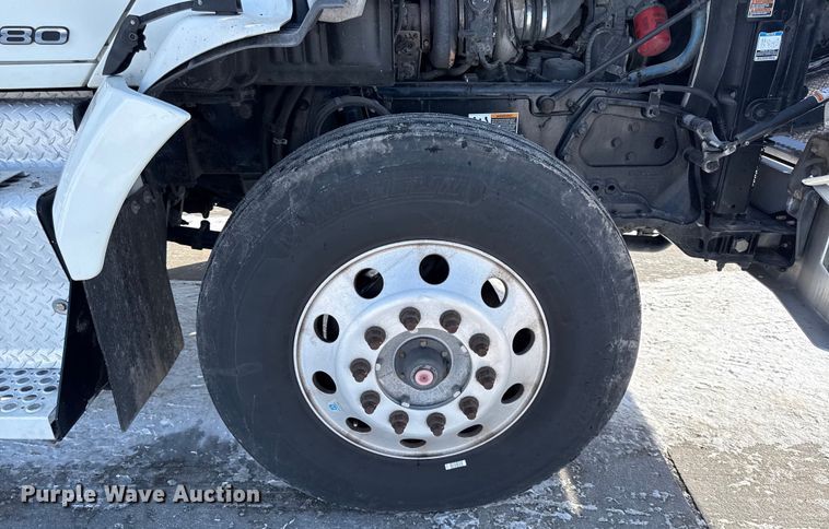 image for item EC4554 2016 Kenworth T800 semi truck