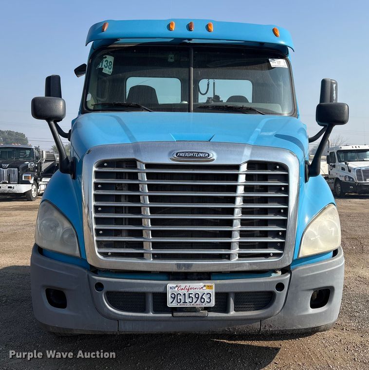 image for item EC8216 2014 Freightliner Cascadia semi truck