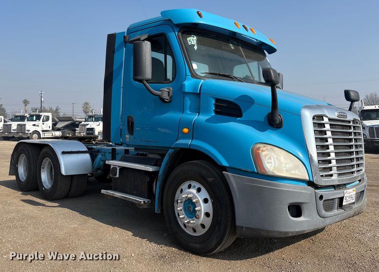 image for item EC8216 2014 Freightliner Cascadia semi truck