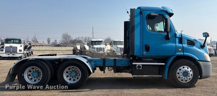 image for item EC8216 2014 Freightliner Cascadia semi truck