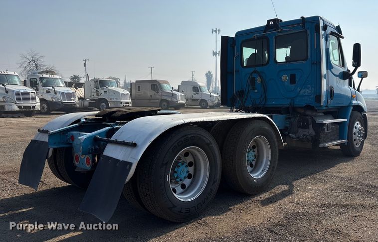 image for item EC8216 2014 Freightliner Cascadia semi truck