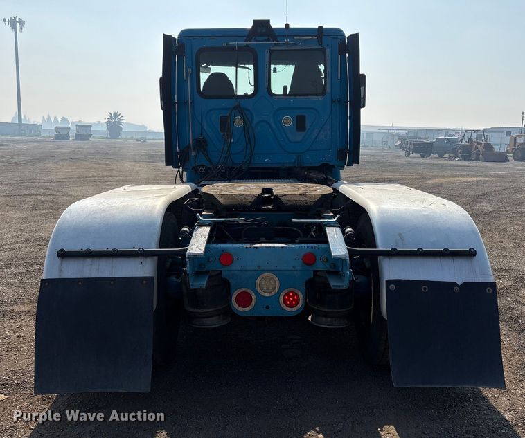 image for item EC8216 2014 Freightliner Cascadia semi truck