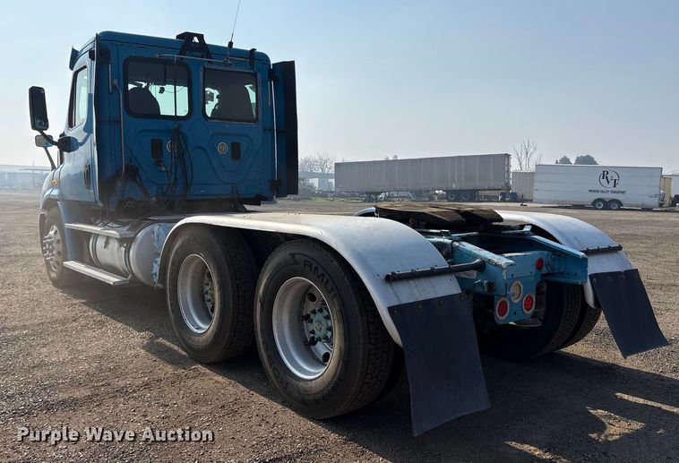 image for item EC8216 2014 Freightliner Cascadia semi truck