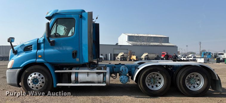 image for item EC8216 2014 Freightliner Cascadia semi truck