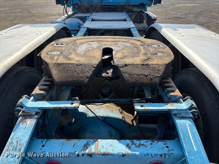 image for item EC8216 2014 Freightliner Cascadia semi truck