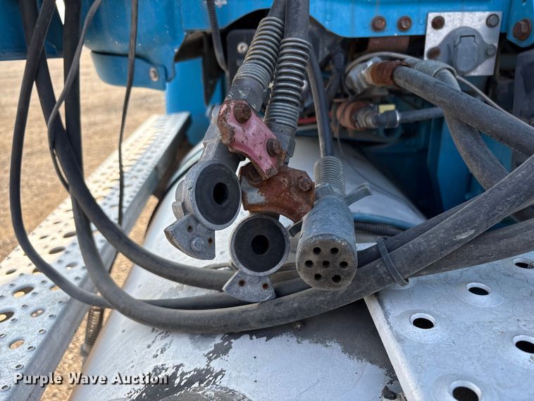 image for item EC8216 2014 Freightliner Cascadia semi truck