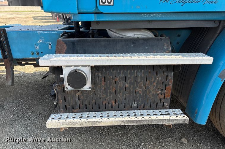 image for item EC8216 2014 Freightliner Cascadia semi truck