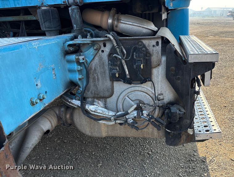 image for item EC8216 2014 Freightliner Cascadia semi truck