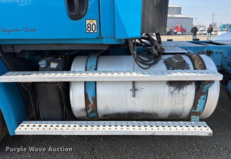 image for item EC8216 2014 Freightliner Cascadia semi truck