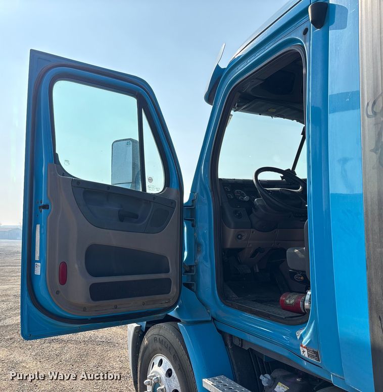 image for item EC8216 2014 Freightliner Cascadia semi truck